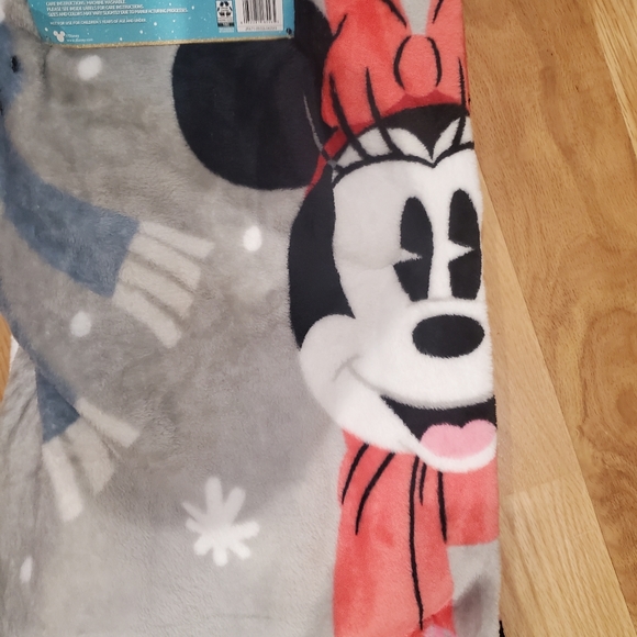 Adorable Mickey and Minnie Mouse Snowflake Blanket-NWT - Picture 3 of 6